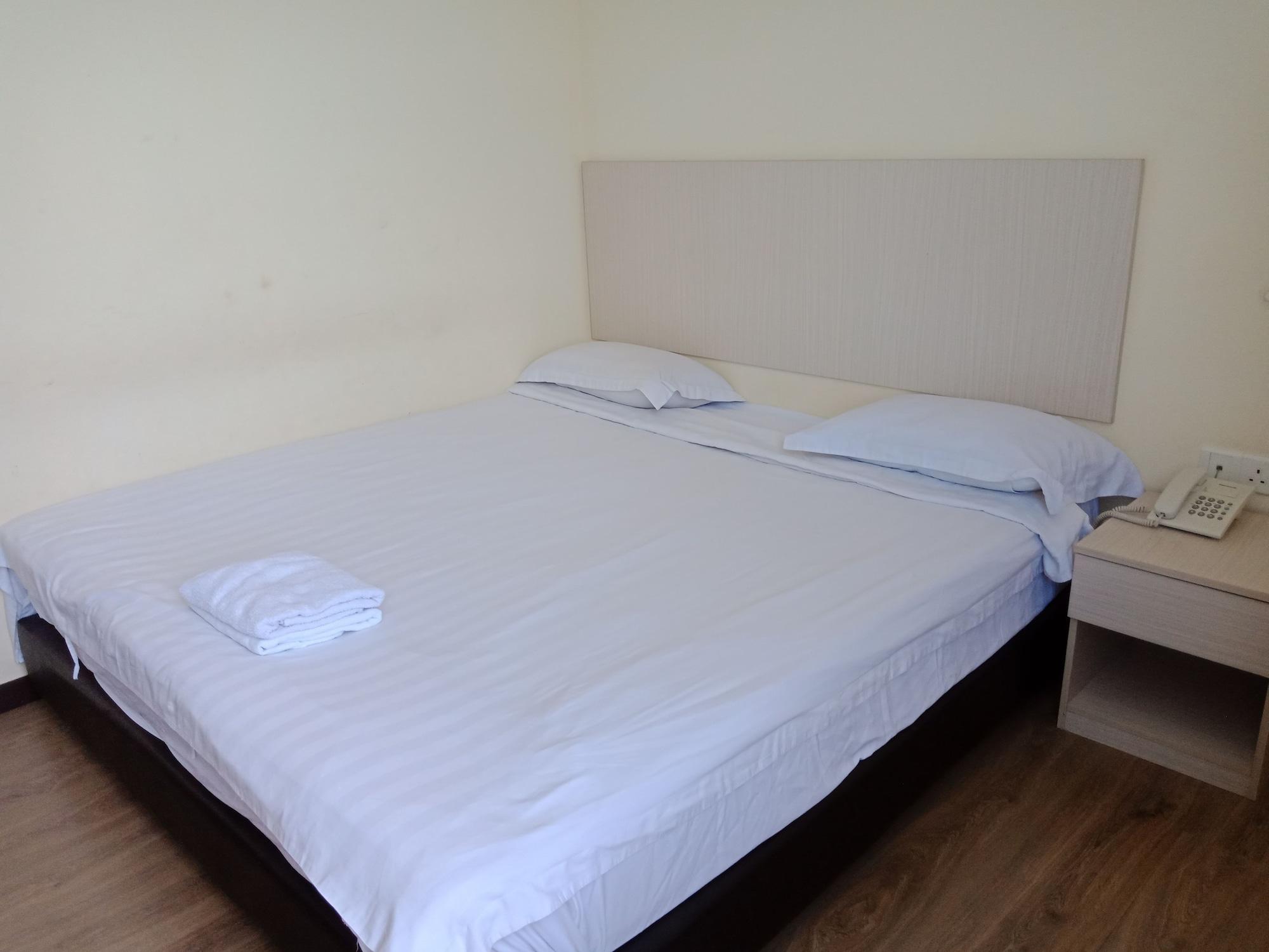 Hotel Zamburger Bukit Segar Черас Экстерьер фото