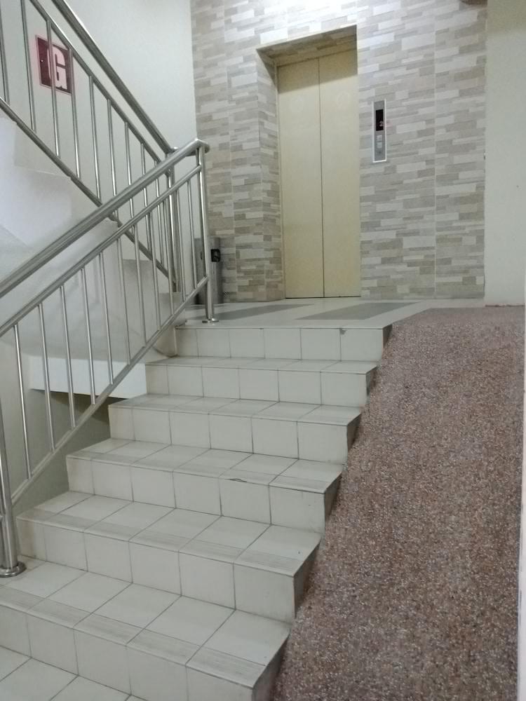 Hotel Zamburger Bukit Segar Черас Экстерьер фото