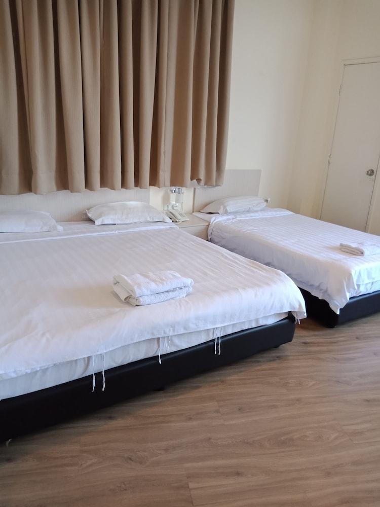 Hotel Zamburger Bukit Segar Черас Экстерьер фото