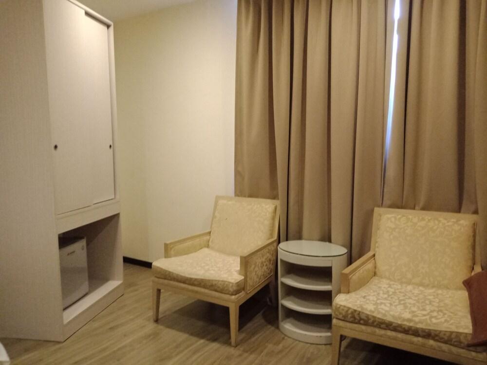 Hotel Zamburger Bukit Segar Черас Экстерьер фото