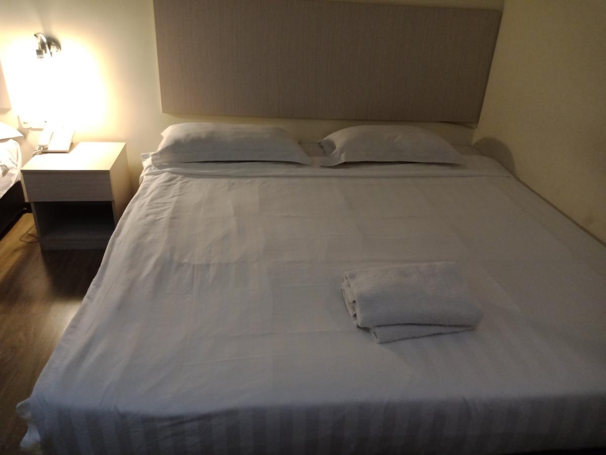 Hotel Zamburger Bukit Segar Черас Экстерьер фото