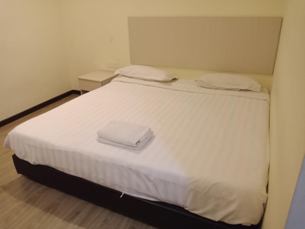 Hotel Zamburger Bukit Segar Черас Экстерьер фото
