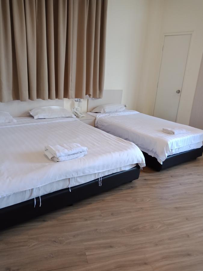 Hotel Zamburger Bukit Segar Черас Экстерьер фото